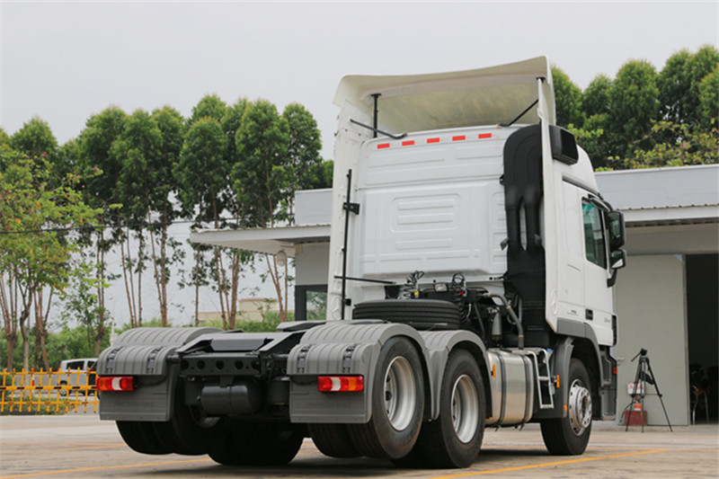 奔驰 Actros重卡 440马力 6X2 国五牵引车(型号2644LS)