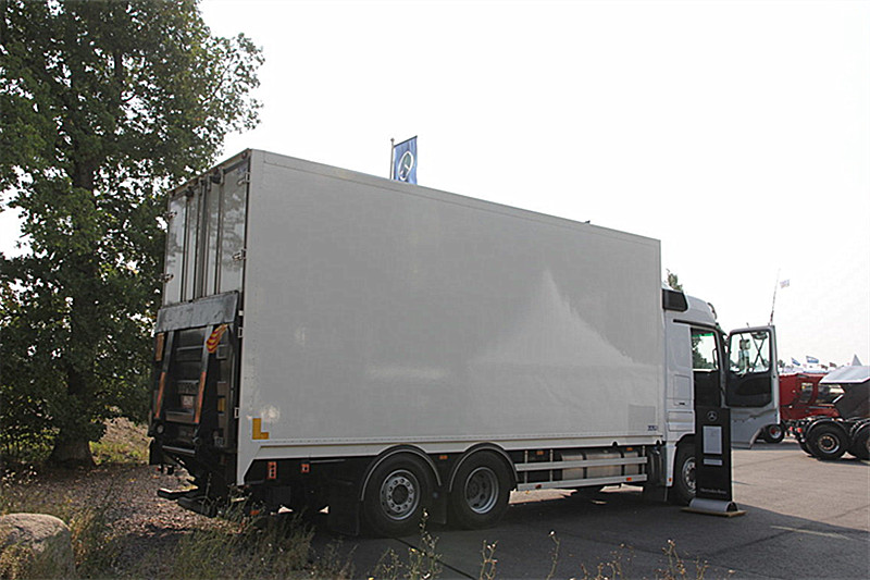 奔驰 Actros重卡 480马力 6X2 7.3米 国五厢式载货车(型号2548L)