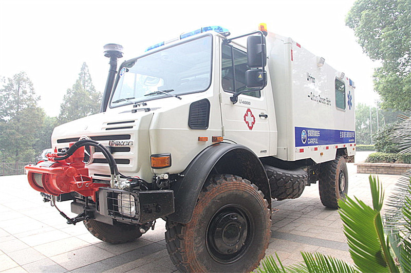 奔驰 Unimog系列 220马力 4X4 国四越野救护车(型号U4000)