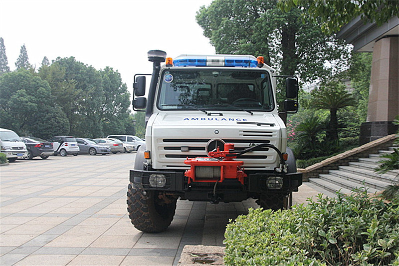 奔驰 Unimog系列 220马力 4X4 国四越野救护车(型号U4000)