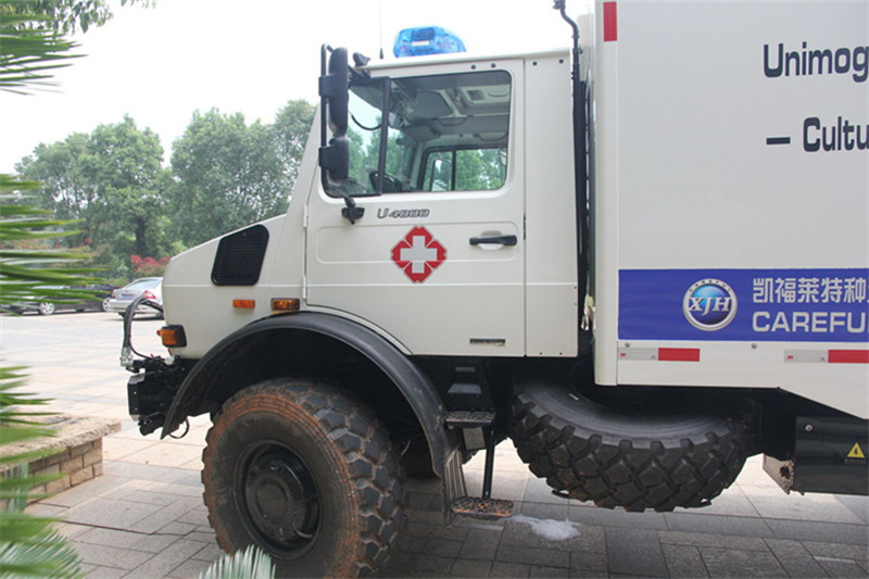 奔驰 Unimog系列 220马力 4X4 国四越野救护车(型号U4000)