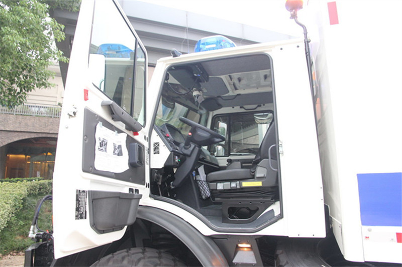 奔驰 Unimog系列 220马力 4X4 国四越野救护车(型号U4000)