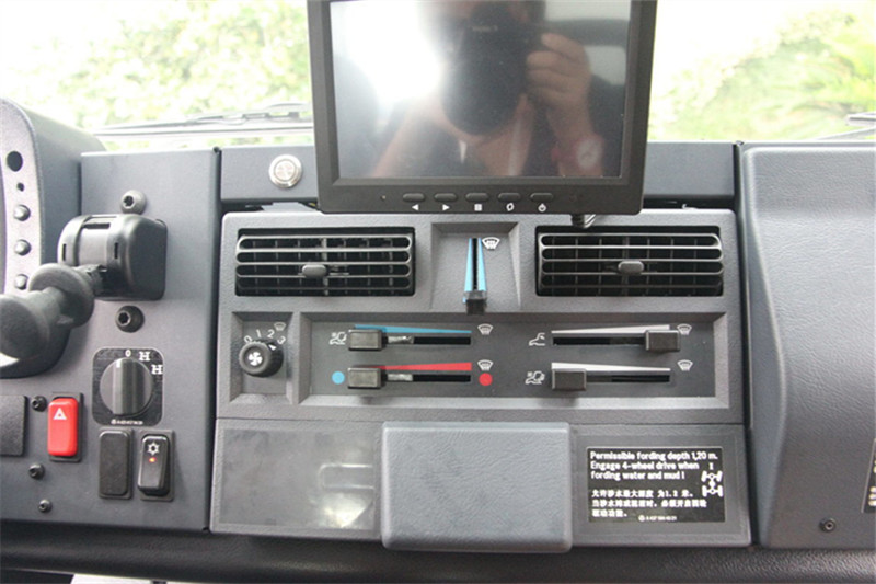 奔驰 Unimog系列 220马力 4X4 国四越野救护车(型号U4000)