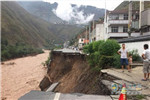 甘肃陇南遭强降雨 国省干线公路多处垮塌