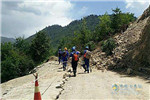 抢修九寨沟震区道路 目前滑坡体极不稳定