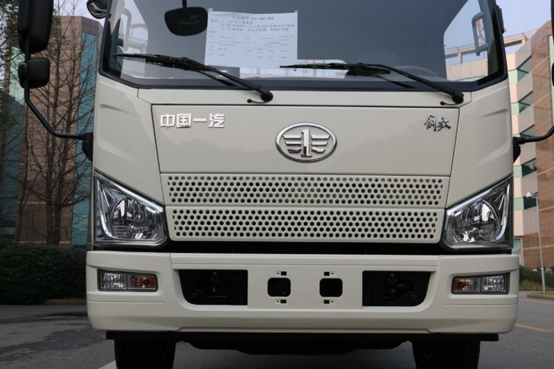 一汽解放轻卡 J6F 150马力 4X2 4.2米 国五单排轻卡底盘(CA5046XXYP40K2L1E5A84-3)