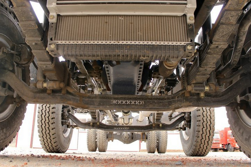 陕汽商用车 轩德X6中卡 轻量化版 220马力 6X2 7.2米 国五 栏板载货车(SX1255GP5)底盘图片