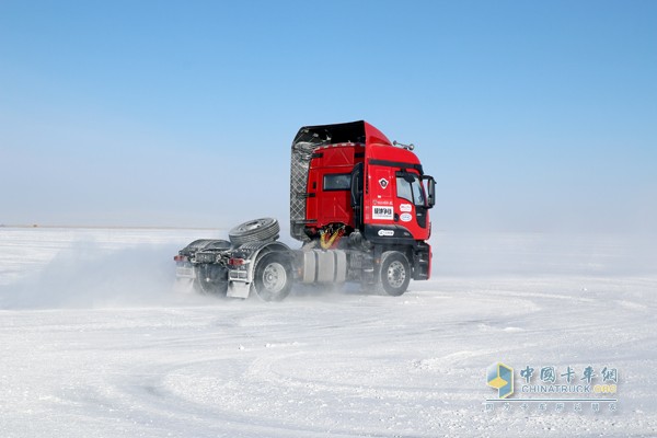 江铃重卡参加雪地绕桩技巧赛